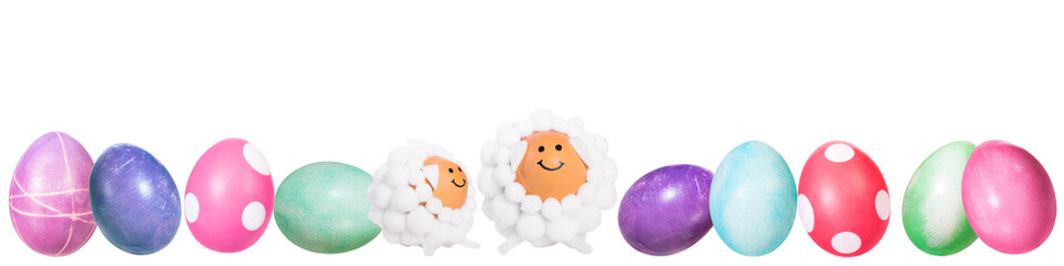 Panorama, bunt gefärbte Ostereier und Tierfiguren Schafe in einer Reihe, freigestellt vor Weiß