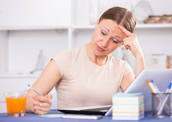 Obraz na płótnie Canvas Frustrated woman with notebook