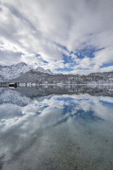 Fototapeta na wymiar Wunderschöne Reflektionen am Almsee in Österreich