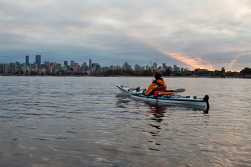 Fototapeta na wymiar Kayaking in Vancouver during cloudy Sunrise