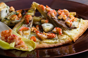 Pizza mit Chichoree, Flußkrebsen und Austernpilzen