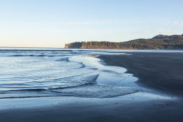 Naklejka premium Pacific Ocean Coast in Washington State during a Vibrant Sunrise.