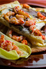 Pizza mit Chichoree, Flußkrebsen und Austernpilzen