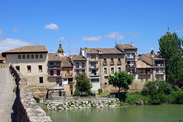Fototapeta premium Puente la Reina - Stadtansicht