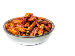 Schale mit Jalapeños isoliert