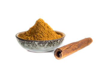 Zimtstange und Zimtpulver isoliert