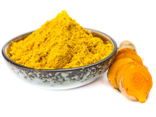 indische Kurkumawurzel mit Pulver
