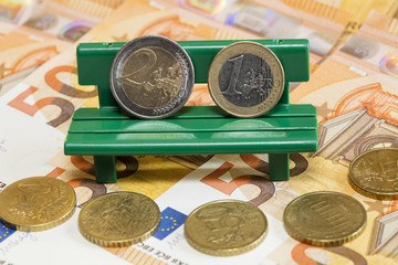 Bank mit Euromünzen