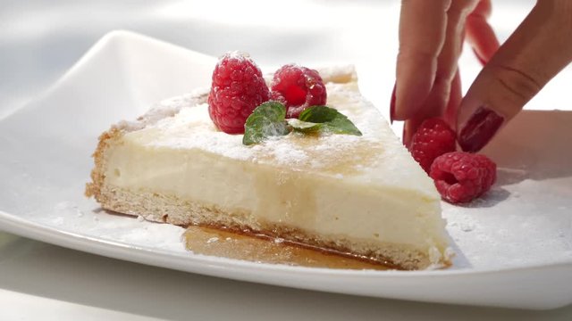 Delicious cheesecake with raspberries