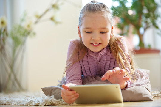 Kind beim Chatten im Internet mit Tablet PC