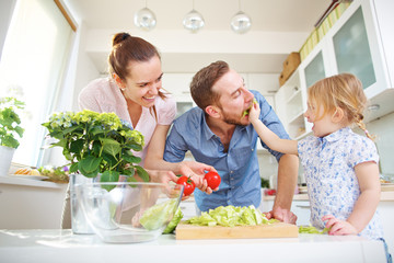 Familie will Salat essen in der Küche