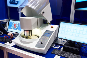 Grinding and polishing system for high quality sample preparation