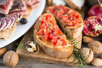 Bruschette al pomodoro e origano e altri cibi italiani