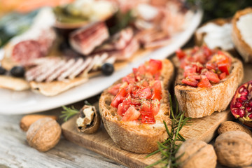 Bruschette al pomodoro e origano e altri cibi italiani