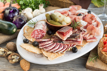 Vassoio di salumi e altri cibi italiani