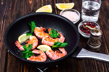 Shrimp with lemon in frying pan