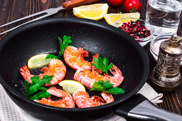 Shrimp with lemon in frying pan