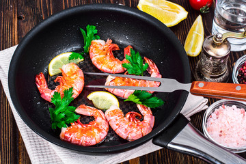 Shrimp with lemon in frying pan