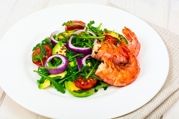Fresh vegetable salad with shrimps