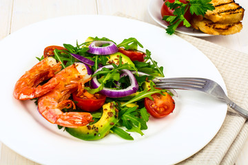 Fresh vegetable salad with shrimps