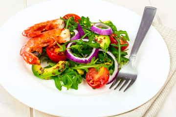 Fresh vegetable salad with shrimps