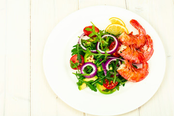 Fresh vegetable salad with shrimps