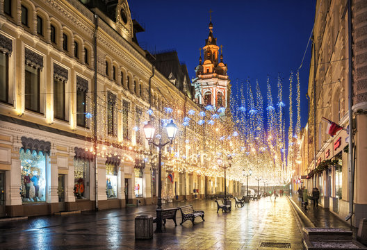 Празднично украшенная Никольская улица в Москве Decorated Nikolskaya street in Moscow