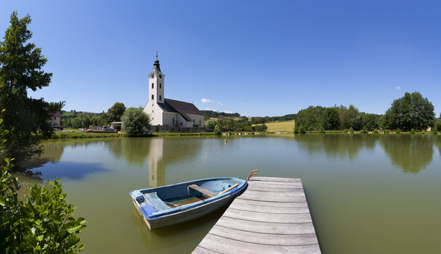 Austria, Upper Austria, Hausruckviertel, Bad Schallerbach, Spa Town, Schoenau, Parish Church at lake