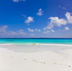 Schöner Maledivenstrand mit Fussspuren