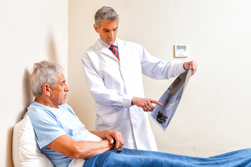 Obraz premium Doctor showing medical scan to elderly man