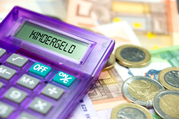 Euro Geldscheine, Taschenrechner und das Kindergeld