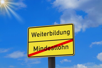 Ein Schild Mindestlohn und Weiterbildung