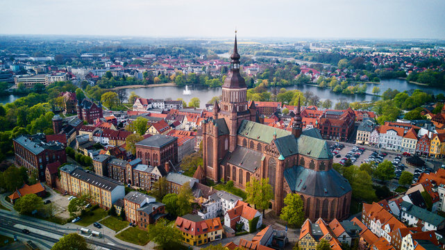 Top View Drohnenaufnahme von Nikolaikirche in Stralsund, Kirche, Altstadt, Teich
