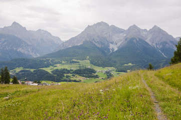 Ftan, Dorf, Bergdorf, Tarasp, Scuol, Wanderweg, Motta Naluns, Engadin, Unterengadin, Flurinaweg, Panoramaweg, Alpen, Graubünden, Sommer, Schweiz
