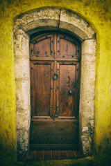 Vieille porte dans le village de Bauduen en Provence