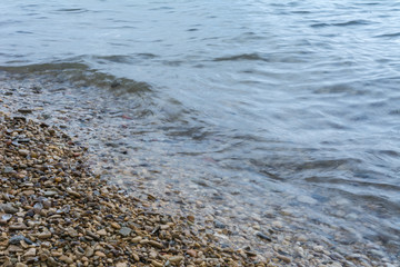 Eine am Wasser - Ufer am Fluss mit Kiesel stein 