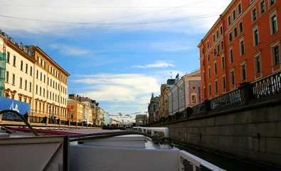 Selbstklebende Fototapete Kanal Blick auf alte Gebäude entlang des Kanals, mit einem Flussspaziergang entlang der Kanäle und Flüsse der Stadt.