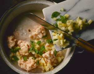 Schmalz-Flomen mit Zwiebel und Majoran beim Auslassenn