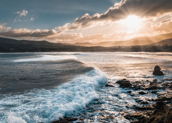 Obraz premium Sun shining on stormy seas at Lozari beach in Corsica
