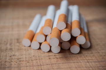 cigarettes sur table en bois 
