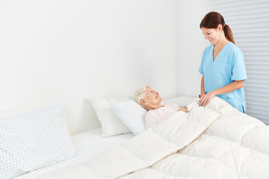 Altenpfleger kümmert sich im Hospiz um Seniorin