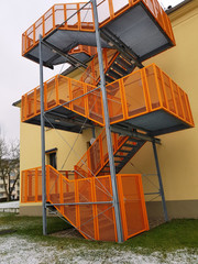 Metalltreppe in orange am Haus