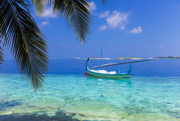 Sch&ouml;ner Maledivenstrand mit Dhoni