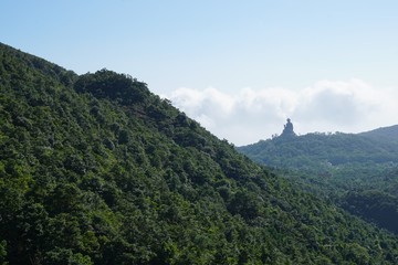 Fototapeta na wymiar Wanderung in Hong Kong auf Lantau zu Big Buddha Statue in Tian Tan Kloster 