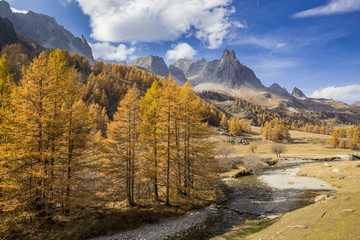 Vallée de La Clarée avec en arrière-plan la Pointe des Cerces (3093 m), Hautes-Alpes 