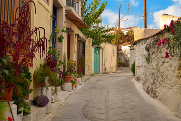Idyllische kleine Strasse in einem alten mediterranen Dorf, viele bunte Pflanzen