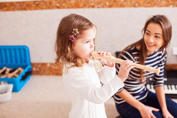 The little girl to play on the flute