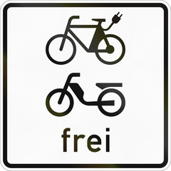 Supplementary road sign used in Germany - E-bikes and mopeds allowed