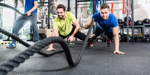 Papier Peint photo Lavable Fitness Hommes avec corde de combat dans l& 39 entraînement fonctionnel fitness in gym