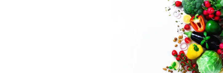 Poster Im Rahmen Satz frisches Gemüse auf weißem Hintergrund. Aromatische Kräuter, Zwiebel, Avocado, Brokkoli, Paprikaglocke, Aubergine, Kohl, Rettich, Gurke, Mandeln, Rucola, Babymais. Banner © jchizhe